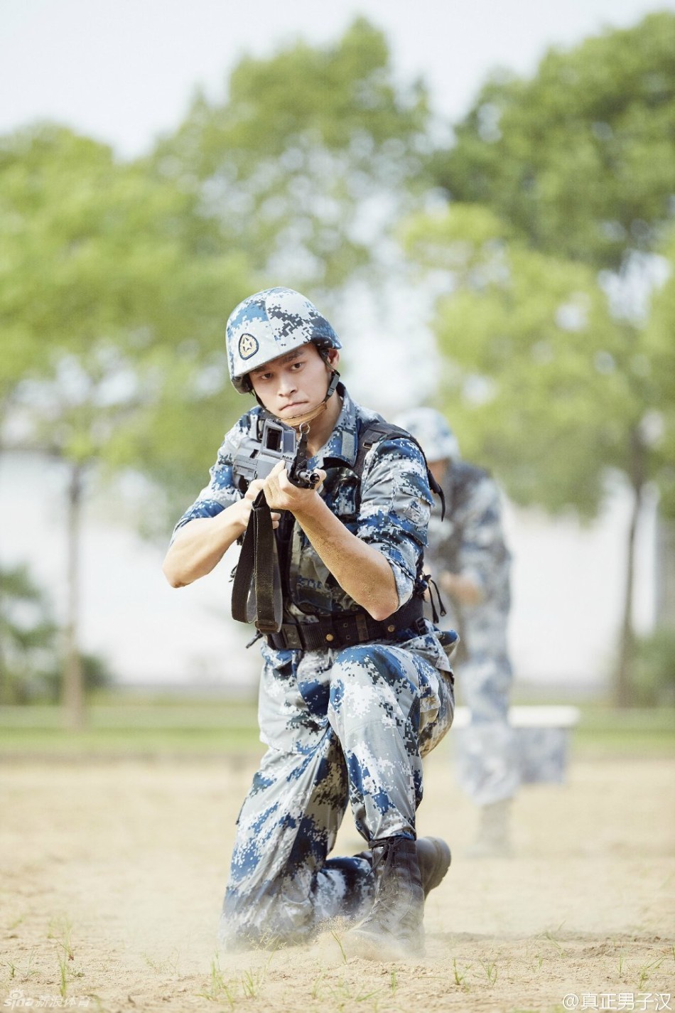 孙杨体验军旅生活 与女星杨幂佟丽娅同上综艺节目