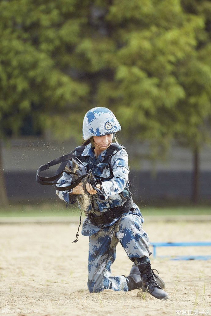孙杨体验军旅生活 与女星杨幂佟丽娅同上综艺节目