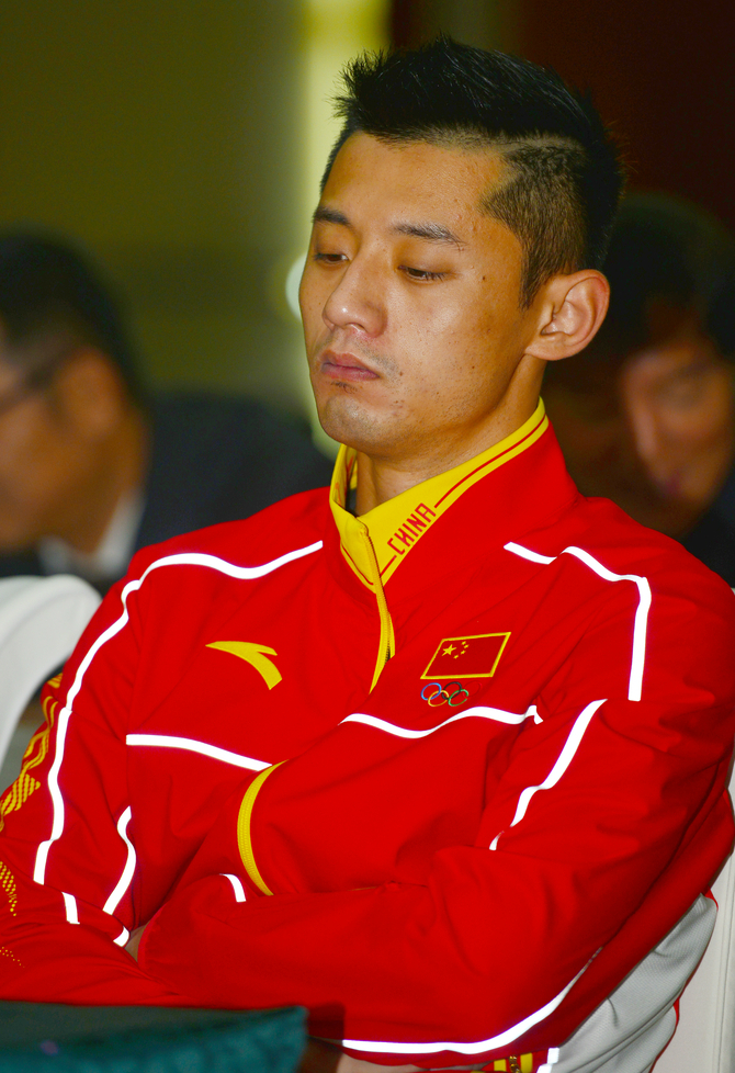 张继科参加表彰会打瞌睡