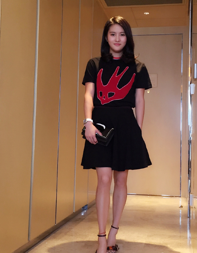 陈若琳穿高跟秀美腿自黑:站不稳 盼别摔倒(图)