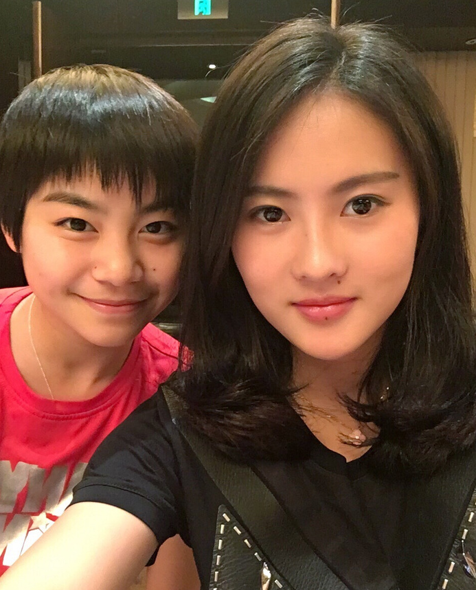 陈若琳穿高跟秀美腿自黑:站不稳 盼别摔倒(图)