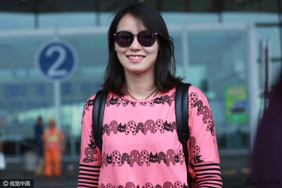 傅园慧机场与粉丝玩自拍妆容精细萌萌哒