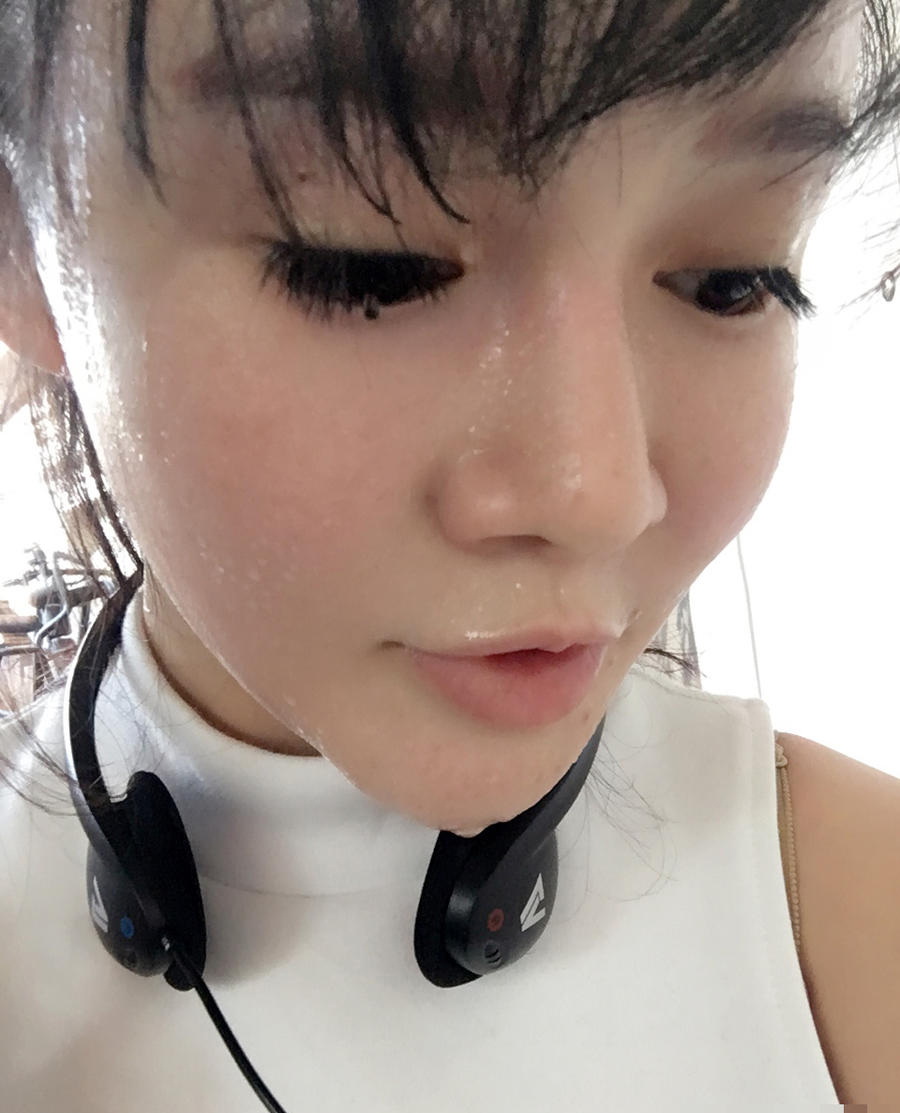 邹市明娇妻变健身狂人 秀腹肌香汗淋漓