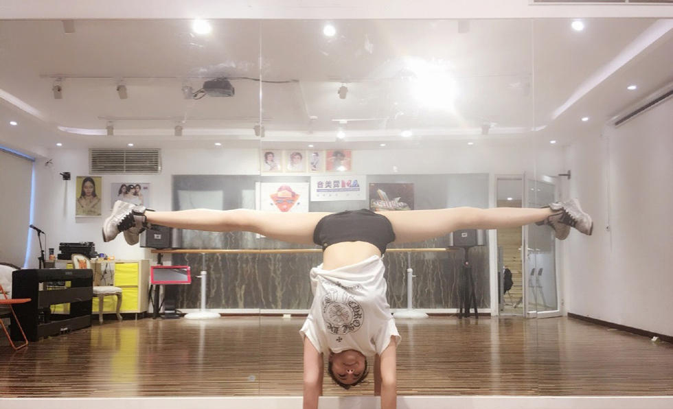 足球宝贝大秀一字马图