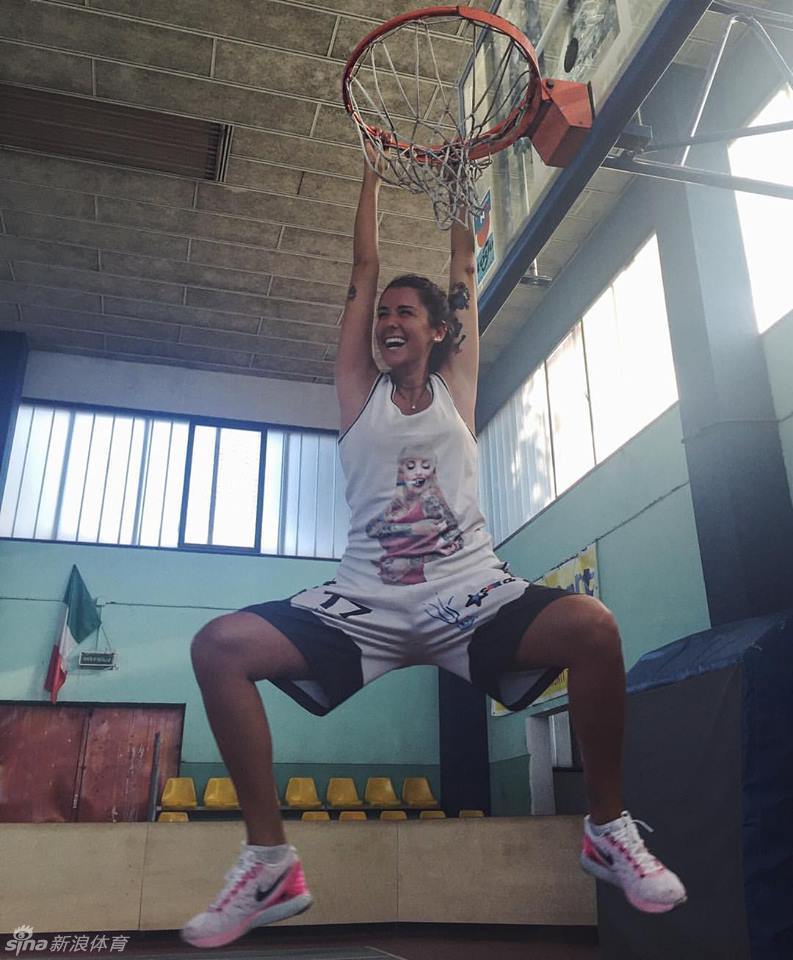 意大利篮球女神穿比基尼秀酥胸