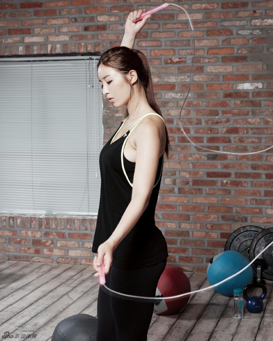 曲线终结者韩国嫩模健身写真组图