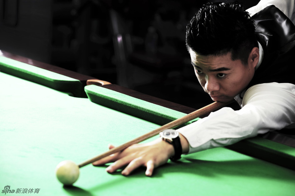 丁俊晖写真露深沉一面组图