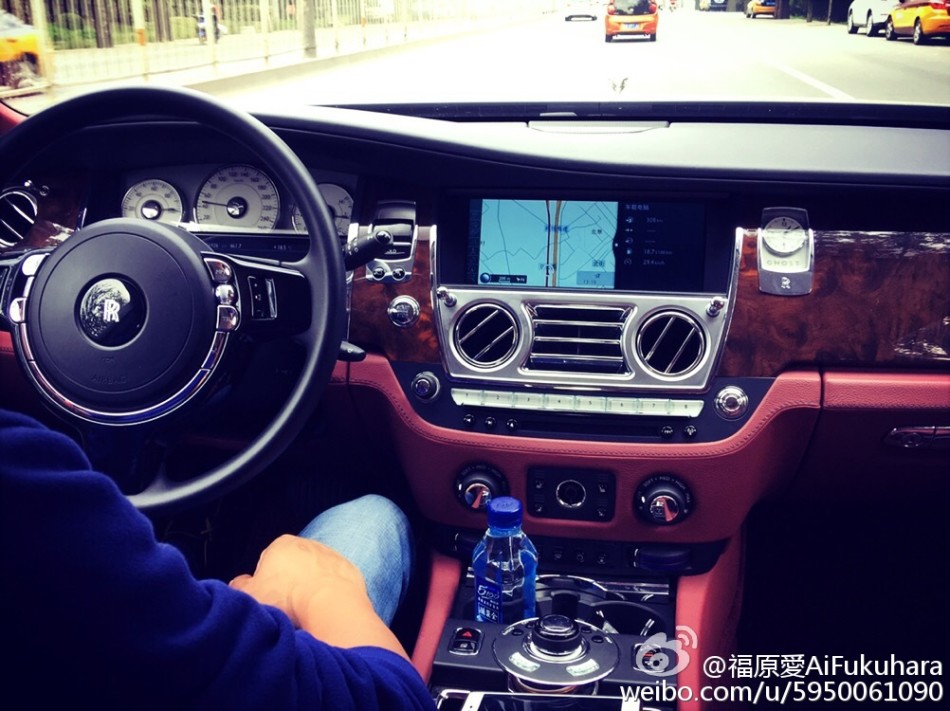 福原爱夫妇赞叹王楠豪车合影留念组图