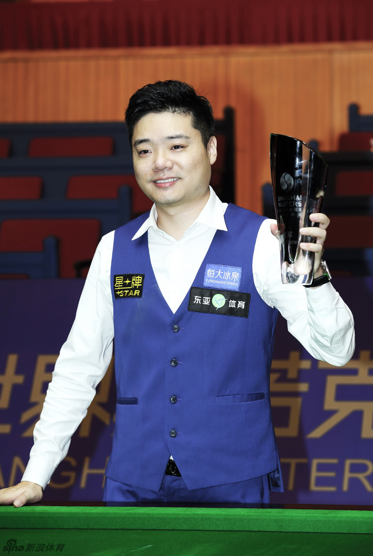 丁俊晖写真露深沉一面组图