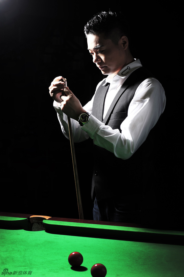 丁俊晖写真露深沉一面组图