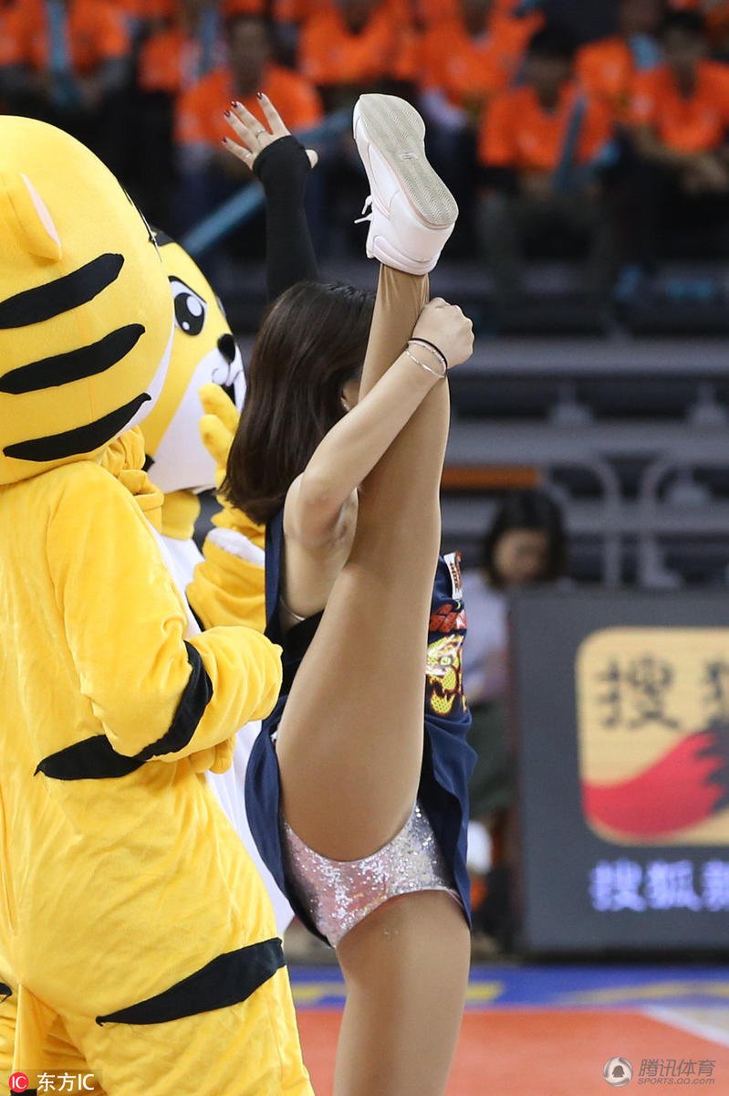 cba啦啦宝贝热舞吸睛高难一字马一览无余