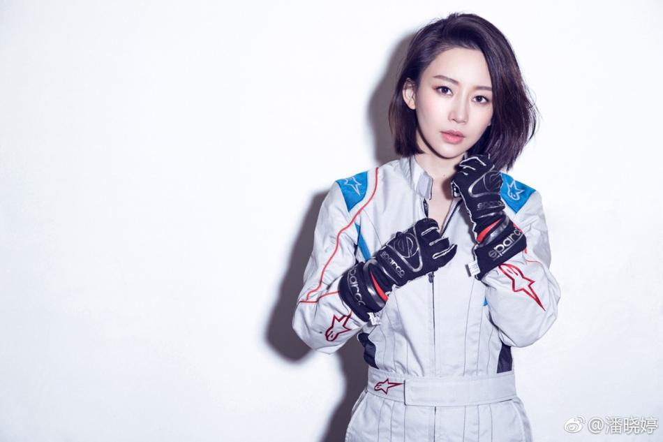 潘晓婷晒赛车服写真 英姿飒爽不失妩媚