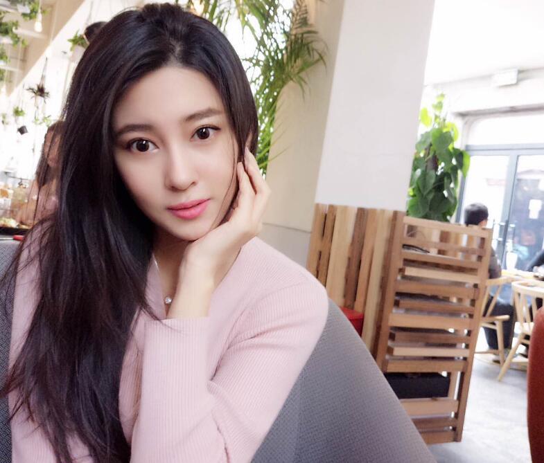 刘晓宇女友晒健身照大长腿高颜值惹人爱