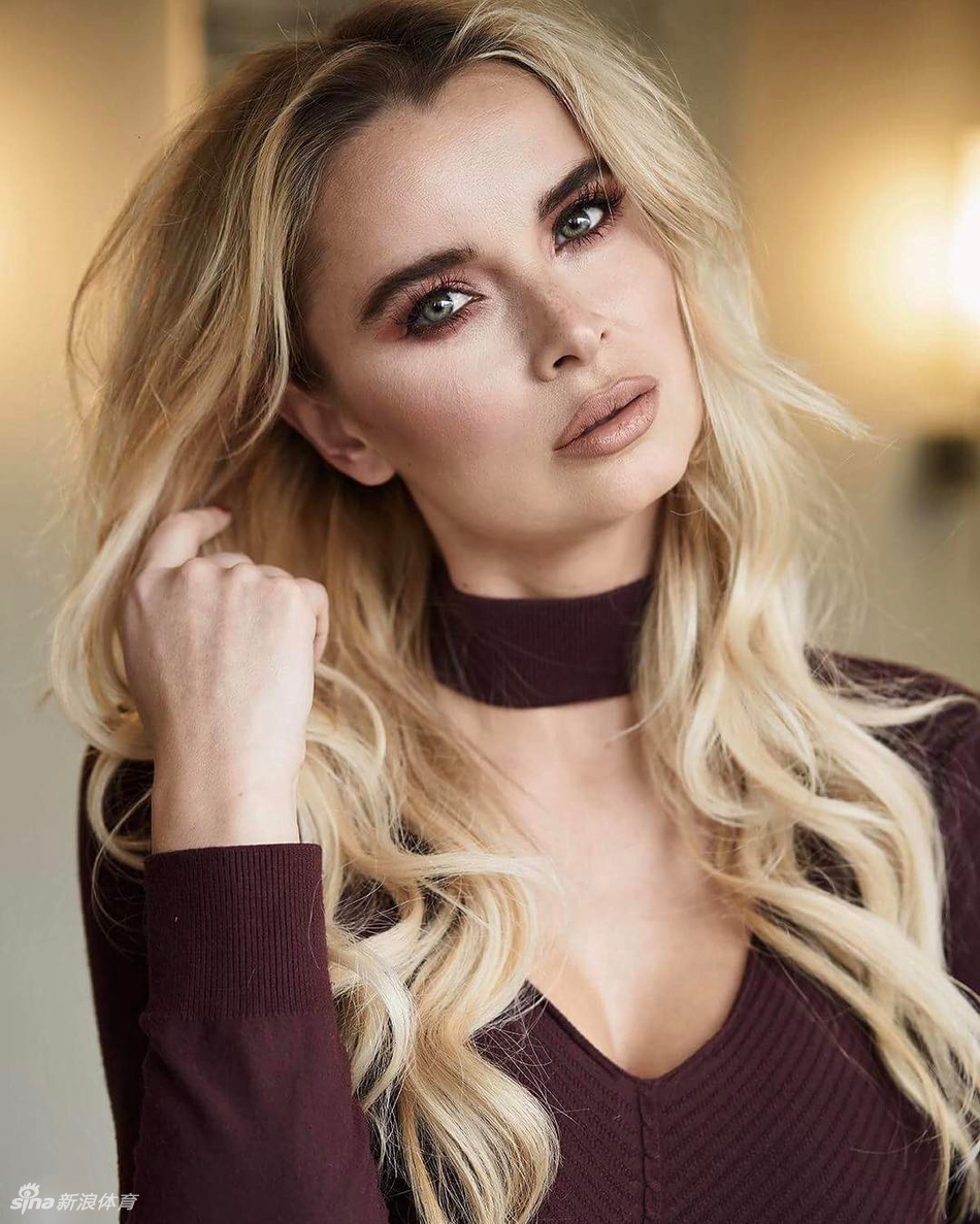 加拿大金发美女酷爱冰球高尔夫