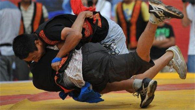 一摔毁所有,摔跤手怒摔拳击运动员