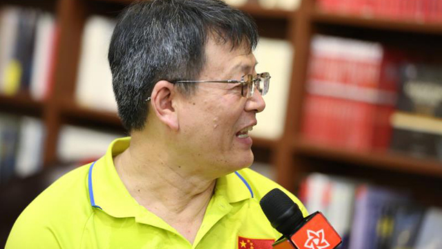 《乒乓球有意思》签售会人气火爆,吴敬平指导畅聊作品